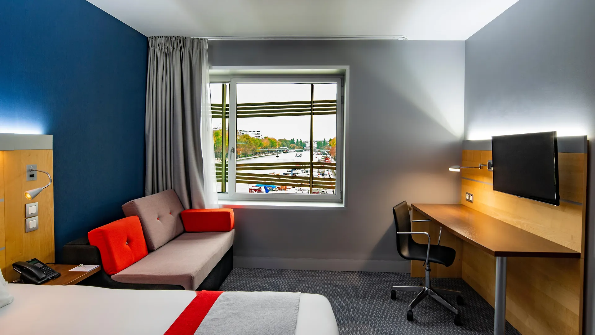 Express Paris-canal De La By Ihg